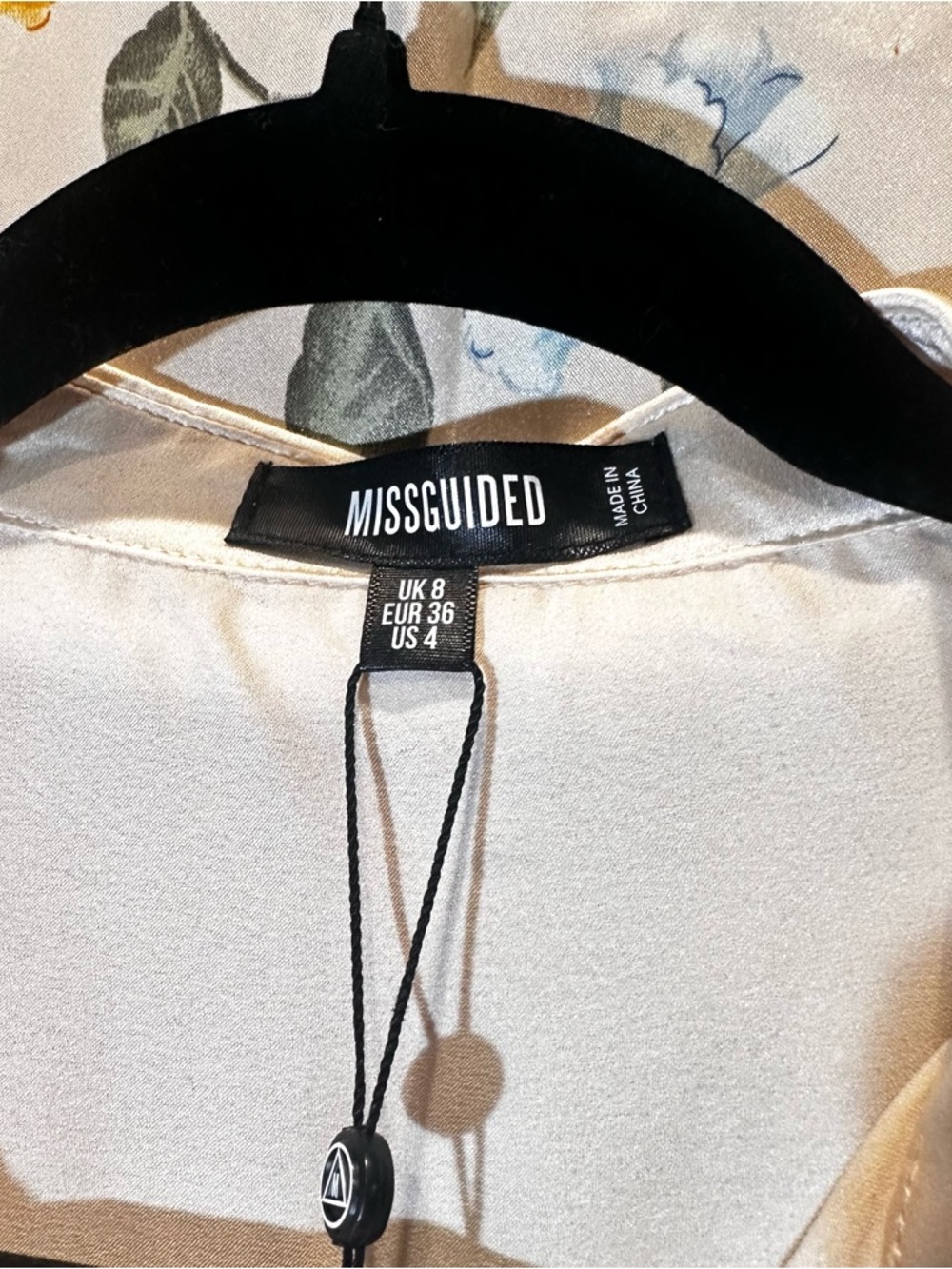 MISSGUIDED ELEGANT CREAM SATIN LONG-SLEEVED BUTTON DOWN OVERSIZED SHIRT US 4 - Picture 3 of 7